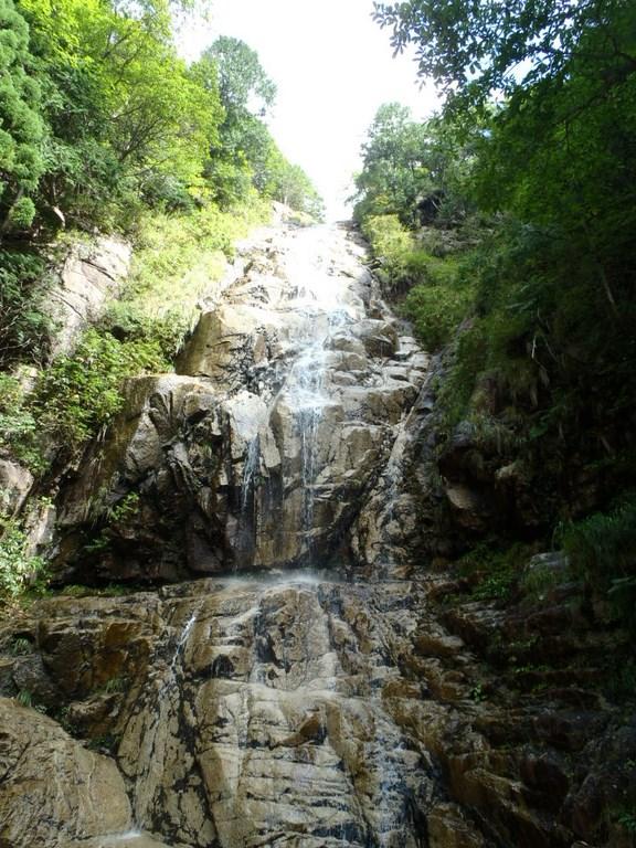 東多古知谷の大物『百間滝』70m。通常は左岸を大高巻きですが、登った記録もあります。いつかやってみたいですね～。